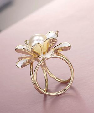 Unikátna ozdoba s názvom Biela perla - www.malovany-hodvab.sk