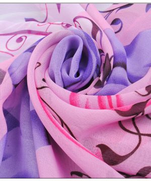 Elegantný dámsky šál so vzorom kvetín v ružovo-fialovej farbe