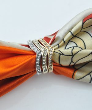 Luxusná brošňa na šatku zložená z troch prsteňov v rôznej farbe