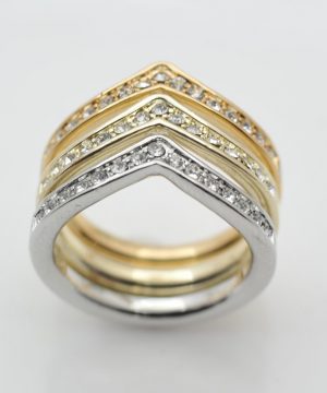 Luxusná brošňa na šatku zložená z troch prsteňov v rôznej farbe