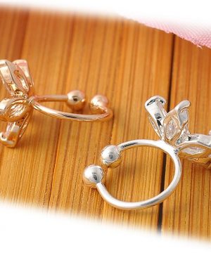 Rozkošná piercing náušnica v tvare kvetinky