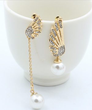 Luxusné náušnice v tvare krídla v zlatej farbe s perlami