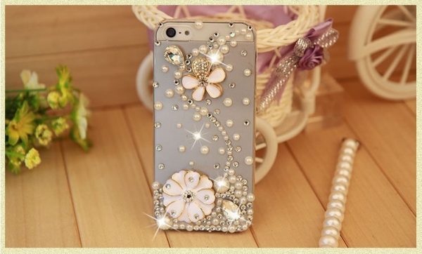 Obal z tvrdeného plastu so šperkom na iPhone 5 / 5S - kvet biely
