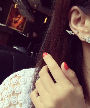 Luxusná piercing náušnica v tvare šípu