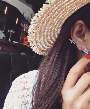 Luxusná piercing náušnica v tvare šípu