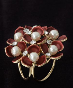 Prsteň na šatku – kytica bordových kvetov