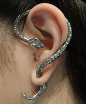 Prepracovaná piercing náušnica v tvare hada
