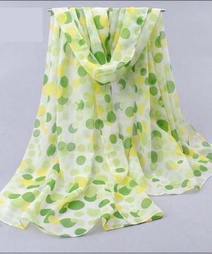 Elegantný šál s bodkami v zelenej farbe