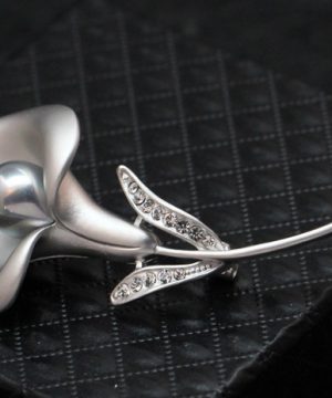 Prepracovaná brošňa v tvare nádhernej kvetiny