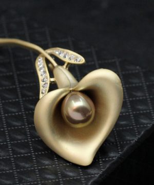 Prepracovaná brošňa v tvare nádhernej kvetiny