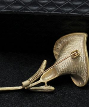 Prepracovaná brošňa v tvare nádhernej kvetiny