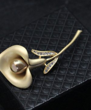 Prepracovaná brošňa v tvare nádhernej kvetiny