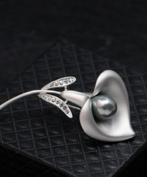 Prepracovaná brošňa v tvare nádhernej kvetiny