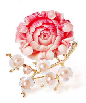 Luxusná prepracovaná brošňa v tvare kvetiny s perlami