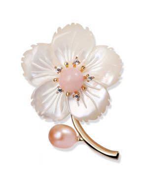 Výnimočna brošňa v tvare jednoduchého kvetu s perlami