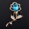 Elegantná brošňa v tvare kvetu s modrým kryštálom