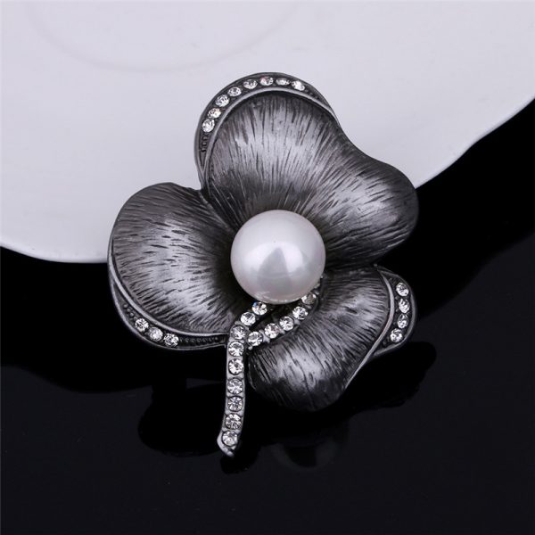 Jedinečná vintage brošňa v tvare kvetu s bielou perlou