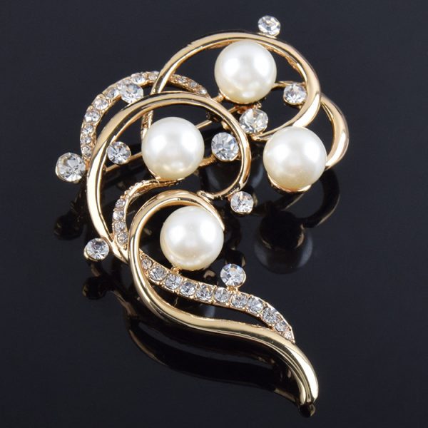 Luxusná zlatá brošňa Lady s perlami a kryštálikmi