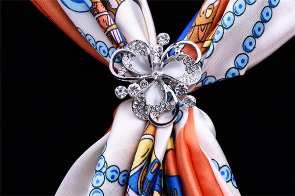 Luxusný trojprstenec v tvare kvetu s kryštálikmi