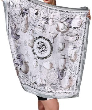 Elegantná dámska šatka s jedinečným vzorom v striebornej farbe