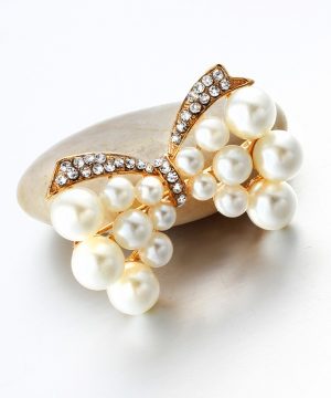 Luxusná brošňa v tvare motýlika s kryštálikmi a perlami
