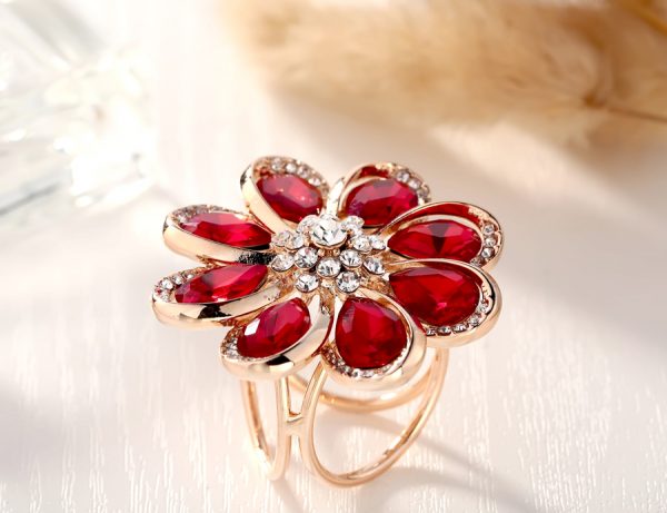 Elegantný trojprstenec v tvare kvetu v zlatej farbe s červenými kryštálmi