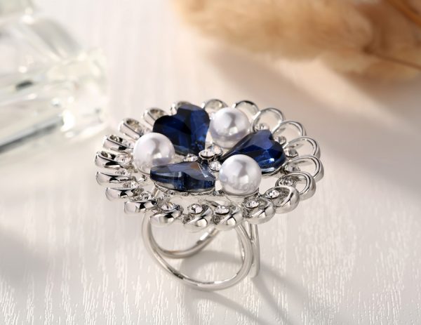 Prepracovaný trojprstenec s modrými srdiečkami a perlami v striebornej farbe
