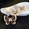 Elegantná brošňa v tvare troch motýlikov s perlami a kryštálikmi