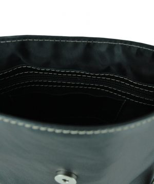 Ručne vyšívaná kožená kabelka v čiernej farbe s béžovým prešívaním – Obrázok 6
