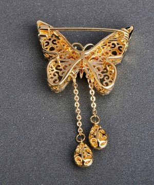 Luxusná brošňa na šaty v tvare zlatého motýľa s kryštálikmi
