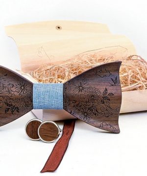 Drevený gravírovaný set vo viac farbách - drevený motýlik + manžety + vreckovka