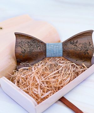 Drevený gravírovaný set vo viac farbách - drevený motýlik + manžety + vreckovka