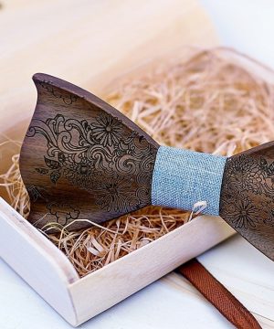 Drevený gravírovaný set vo viac farbách - drevený motýlik + manžety + vreckovka