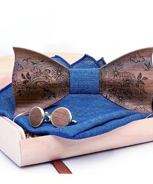 Drevený gravírovaný set vo viac farbách - drevený motýlik + manžety + vreckovka