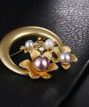 Luxusná brošňa na šaty s prepracovanými kvetinami a perlami