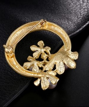 Luxusná brošňa na šaty s prepracovanými kvetinami a perlami