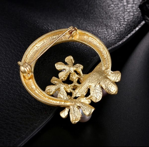 Luxusná brošňa na šaty s prepracovanými kvetinami a perlami