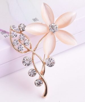 Luxusná zlatá brošňa v tvare kvetiny s kryštálikmi