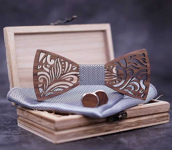 Drevený reliéfny set s krabičkou - drevený motýlik + manžety + vreckovka