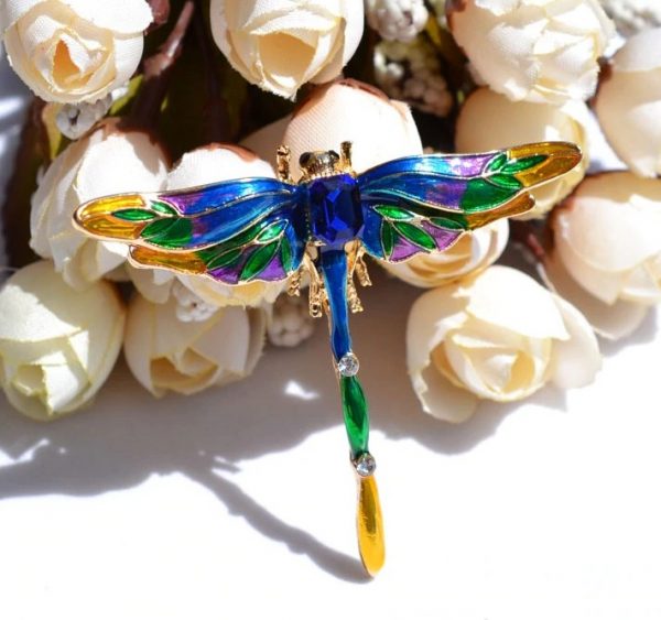 Farebná brošňa na šaty v tvare vážky s krystálikmi