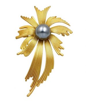 Luxusná brošňa s perlou v podobe dizajnovej mašle v zlatej farbe