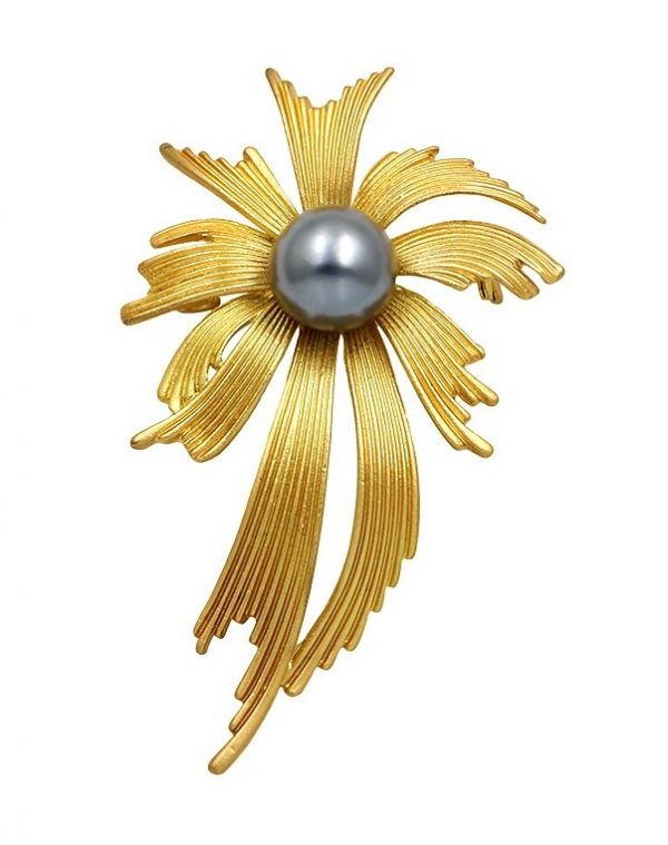 Luxusná brošňa s perlou v podobe dizajnovej mašle v zlatej farbe