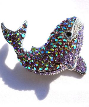 Prepracovaná brošňa na šaty v tvare veľryby z malých kryštálikov