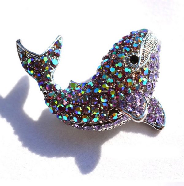 Prepracovaná brošňa na šaty v tvare veľryby z malých kryštálikov