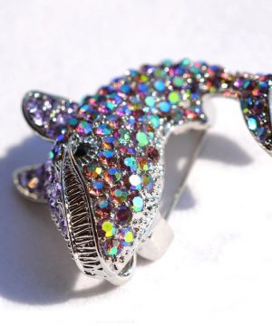 Prepracovaná brošňa na šaty v tvare veľryby z malých kryštálikov