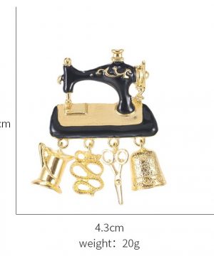 Prepracovaná brošňa v tvare stroja na šitie s doplnkami