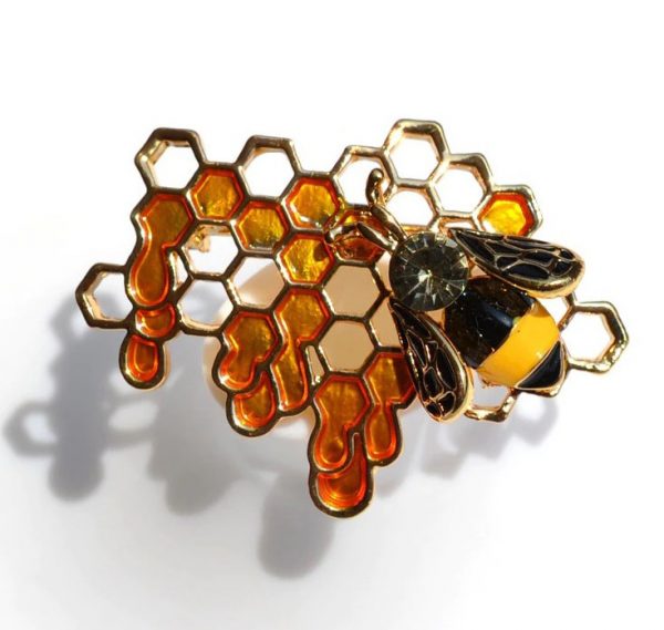 Prepracovaná brošňa v tvare včielky na medovom plaste