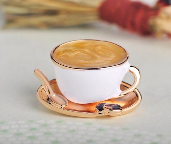 Prepracovaná smaltovaná brošňa na šaty v tvare šálky kávy