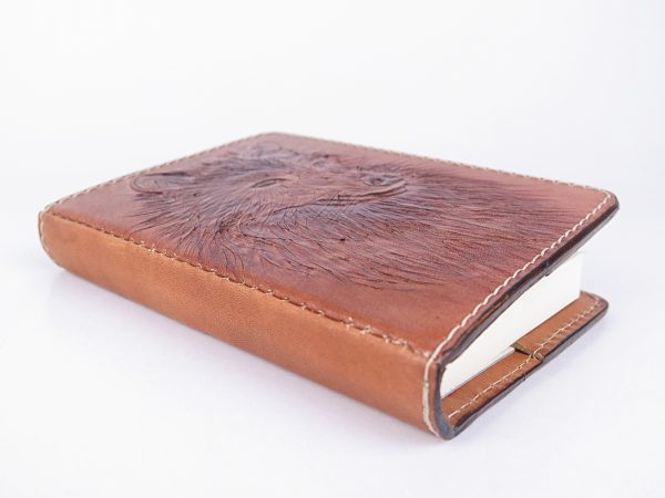 Ručne vytvarovaný, vyrezávaný a reliéfny kožený zápisník - Vlk