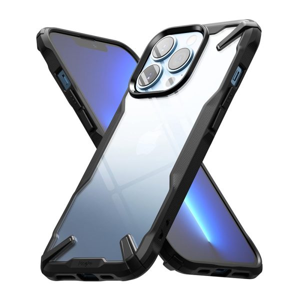 Luxusný nárazuvzdorný kryt pre iPhone 13 Pro, FuxionX Hľadáte obal na mobil pre svoj nový iPhone 13 Pro. Jedná sa o vysoko kvalitné pevné púzdro pre Váš iphone.  Tento kryt pre iPhone ochráni váš telefón pred poškriabaním a udrží ho na dlhé roky stále ako nový. Puzdro má presne navrhnuté výrezy pre tlačidlá a konektory u vášho telefónu, takže ho prakticky nikdy nemusíte z mobilného telefónu dávať dole. Vyvýšené okraje okolo obrazovky a fotoaparátu poskytujú dodatočnú ochranu. Elegantný dizajn poskytuje jedinečný vzhľad telefónu. Priehľadný zadný originálny dizajn zariadenia. Robustný exteriér poskytuje lepšiu priľnavosť pre pohodlnú manipuláciu. Zvýšené pery chránia predný displej pred potenciálnym poškriabaním a poškodením. Upevnite popruhy na ruky alebo krk pomocou vstavaných dvoch otvorov na šnúrku. (Popruh sa predáva samostatne) Podporuje bezdrôtové nabíjanie 